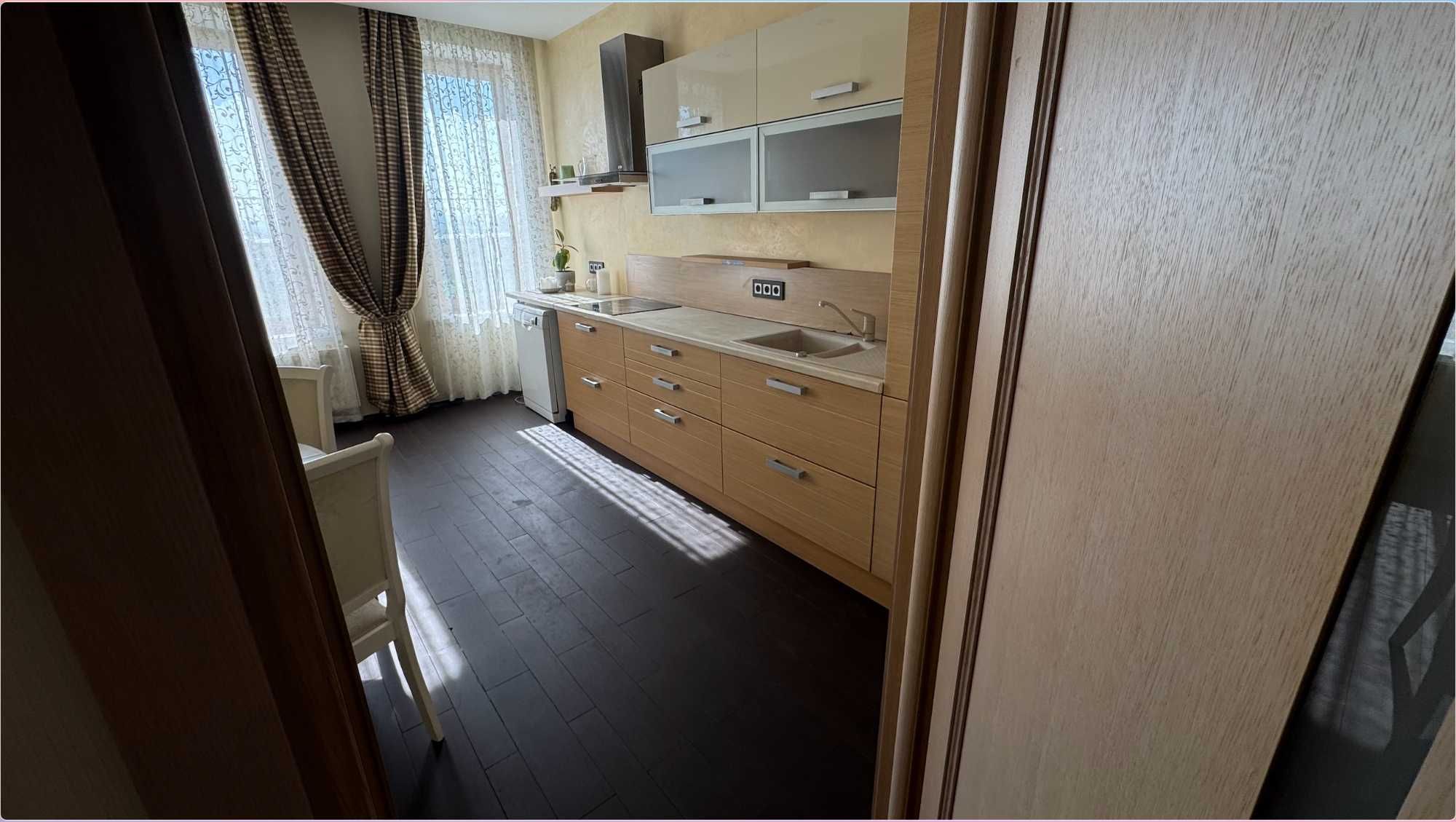 Spacious 160m² Apartment with Large City-View Terrace