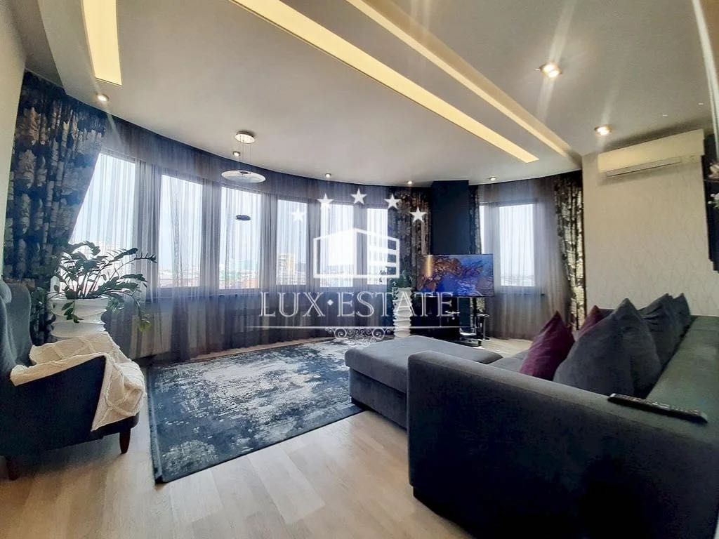Spacious Premium Apartment in City Center with Designer Renovation
