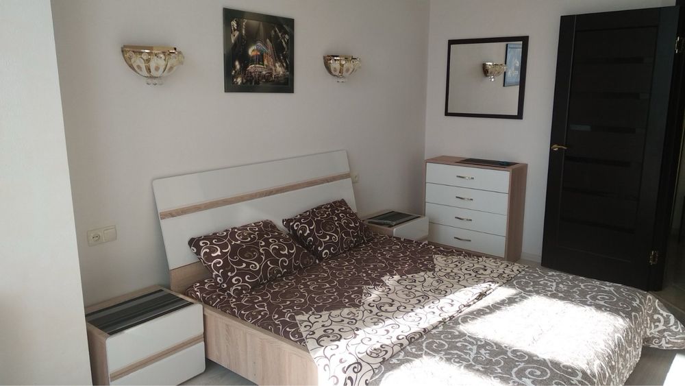 Modern 1-Bedroom Apartment with City Panorama