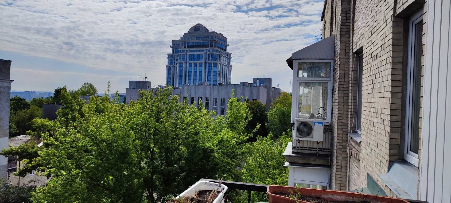 Spacious Two-Bedroom Apartment in Kyiv City Center near Mariinskyi Park