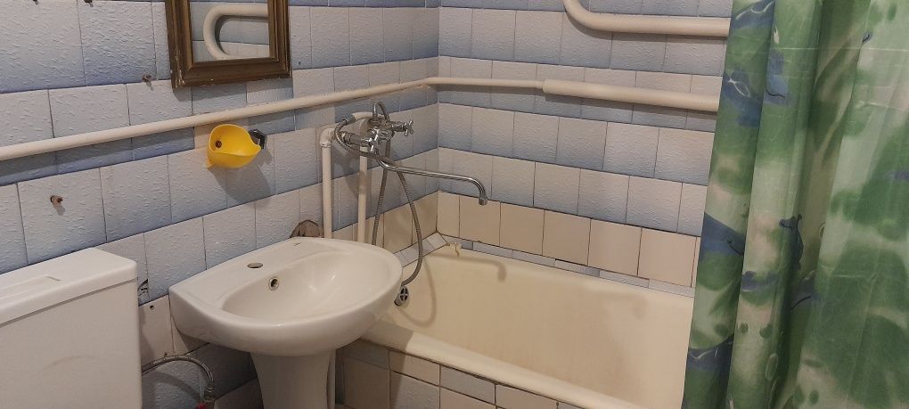 1-Room Apartment near School 24, Hot Water Available, Comfortable Sofa