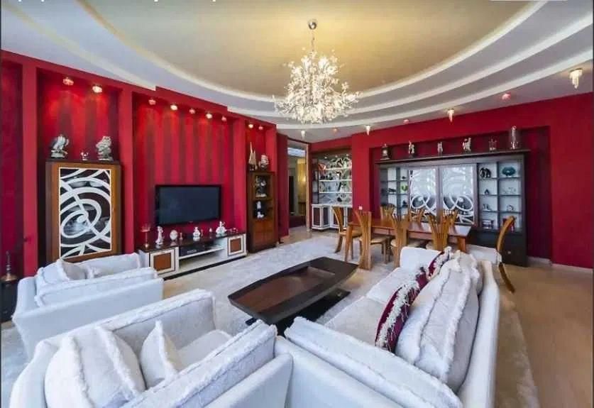 4-Room Apartment in Triumph Arch Complex, Near City Center