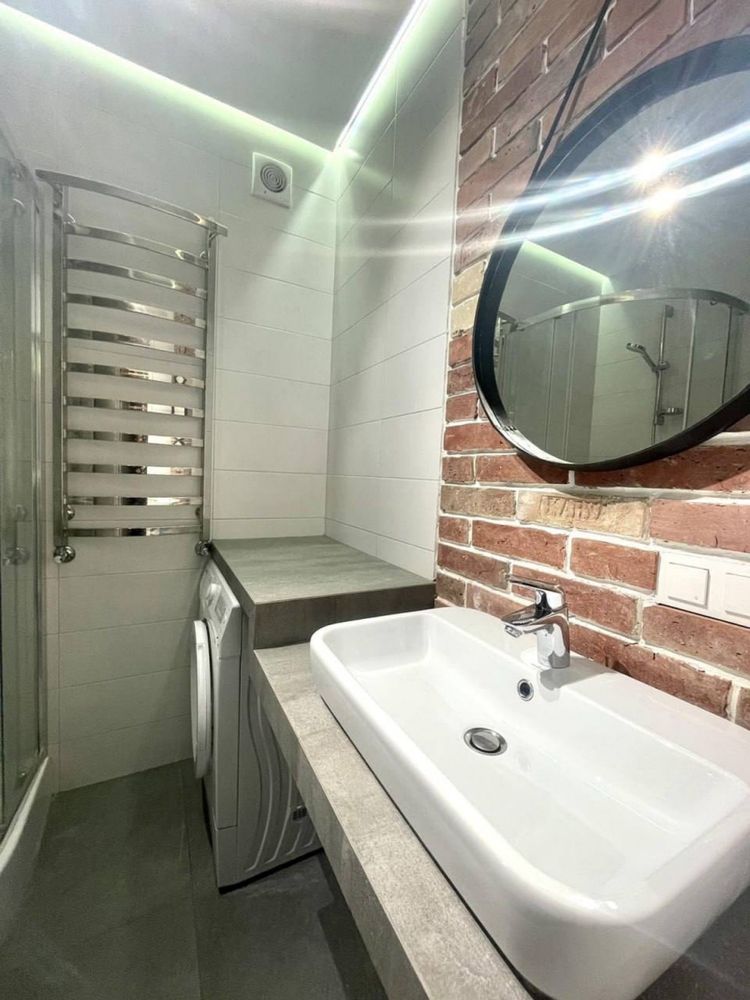 Spacious 1-bedroom apartment near Victoria Gardens with panoramic windows