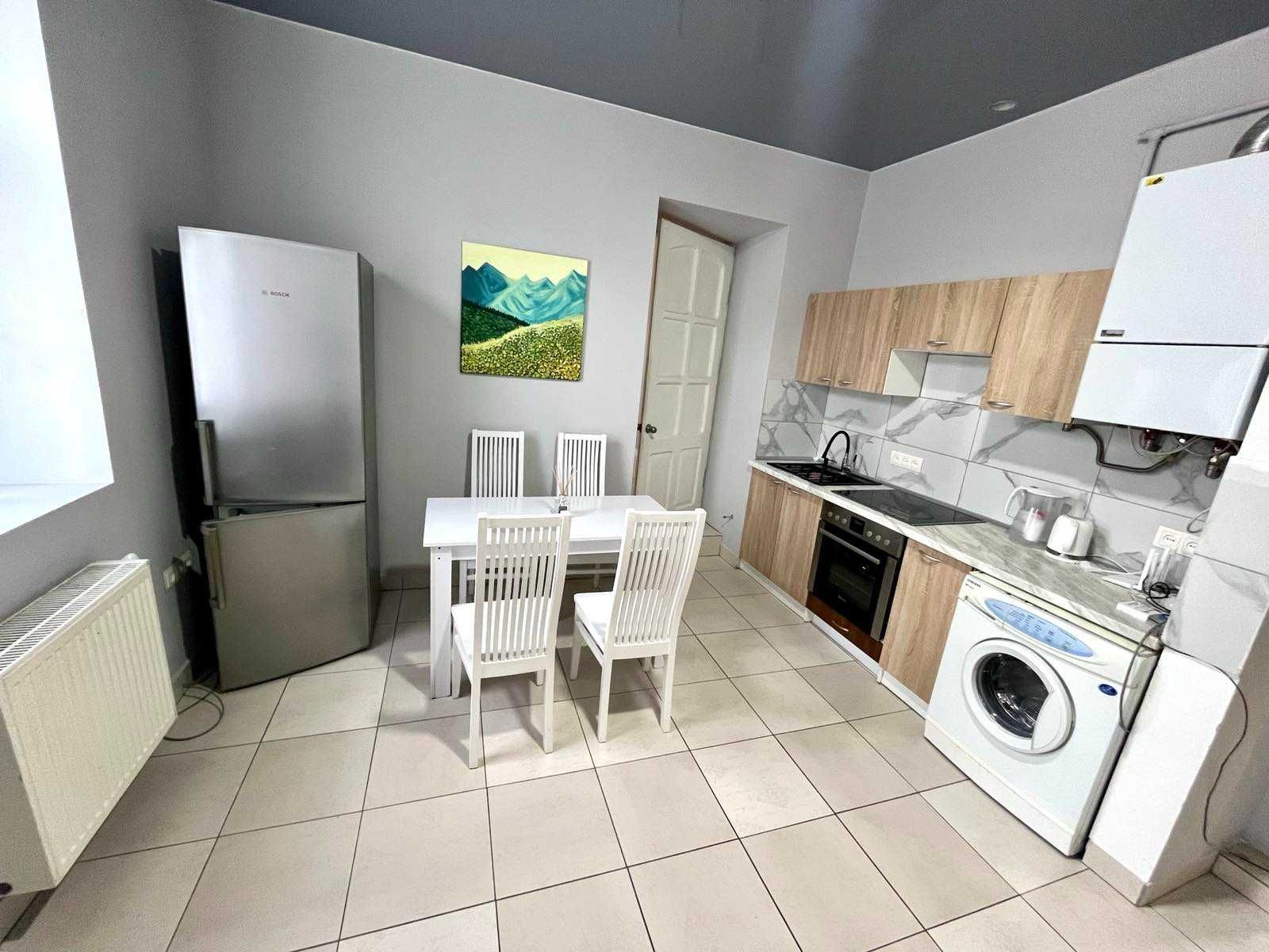 Modern 2-Bedroom Apartment with Fireplace Near Park