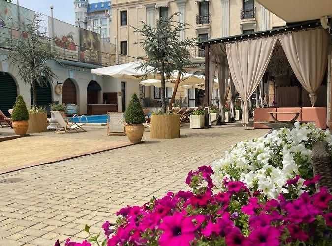 Three-bedroom apartment in Arkadia Complex on Uiutna Street with Pool