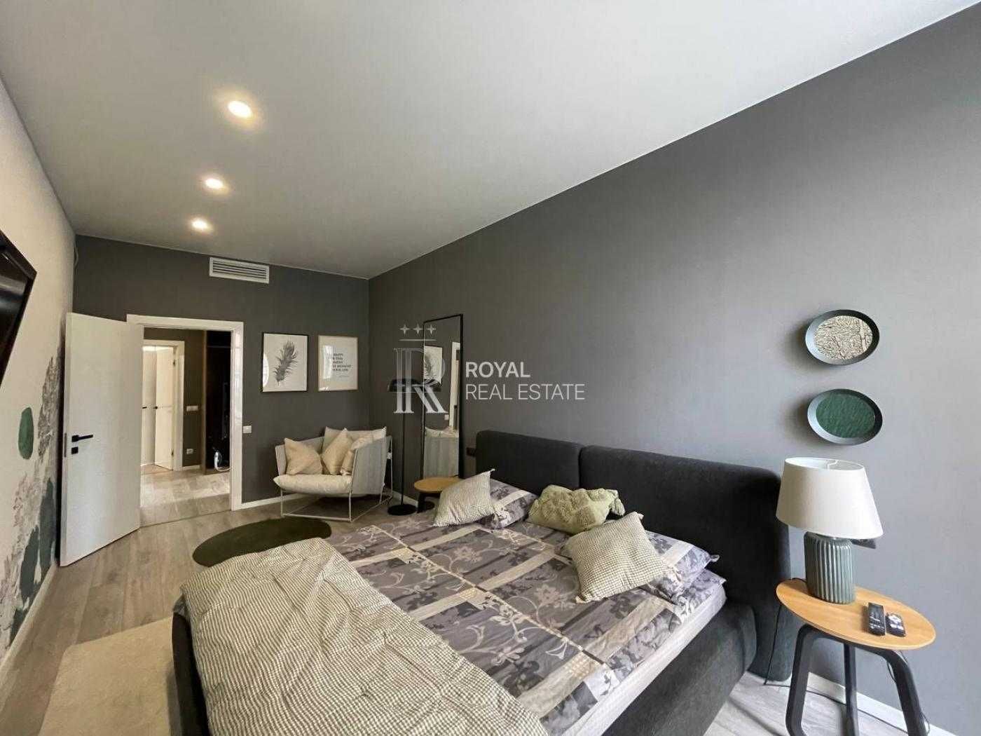 Spacious 2-bedroom apartment with designer renovation near Livoberezhna metro
