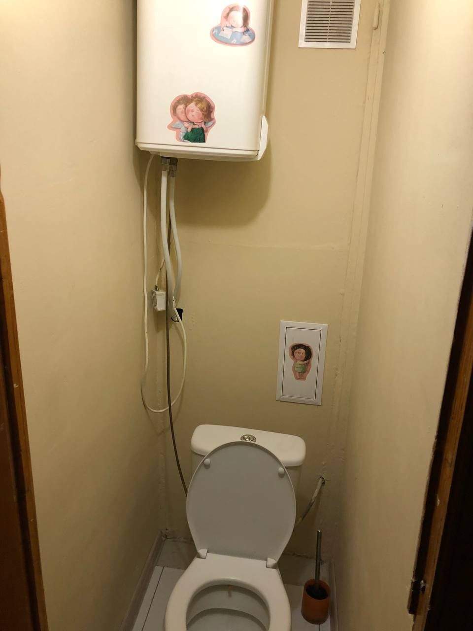 3-Room Apartment in Good Condition, Separate Rooms, Middle Floor, Not Corner