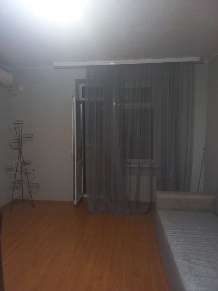 1-Room Apartment on Parkova Street, Brick Building, 10th Floor