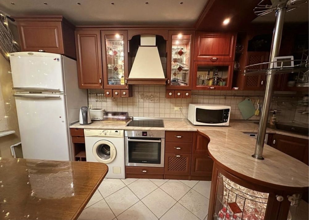 Spacious 3-Bedroom Apartment Near Metro Station