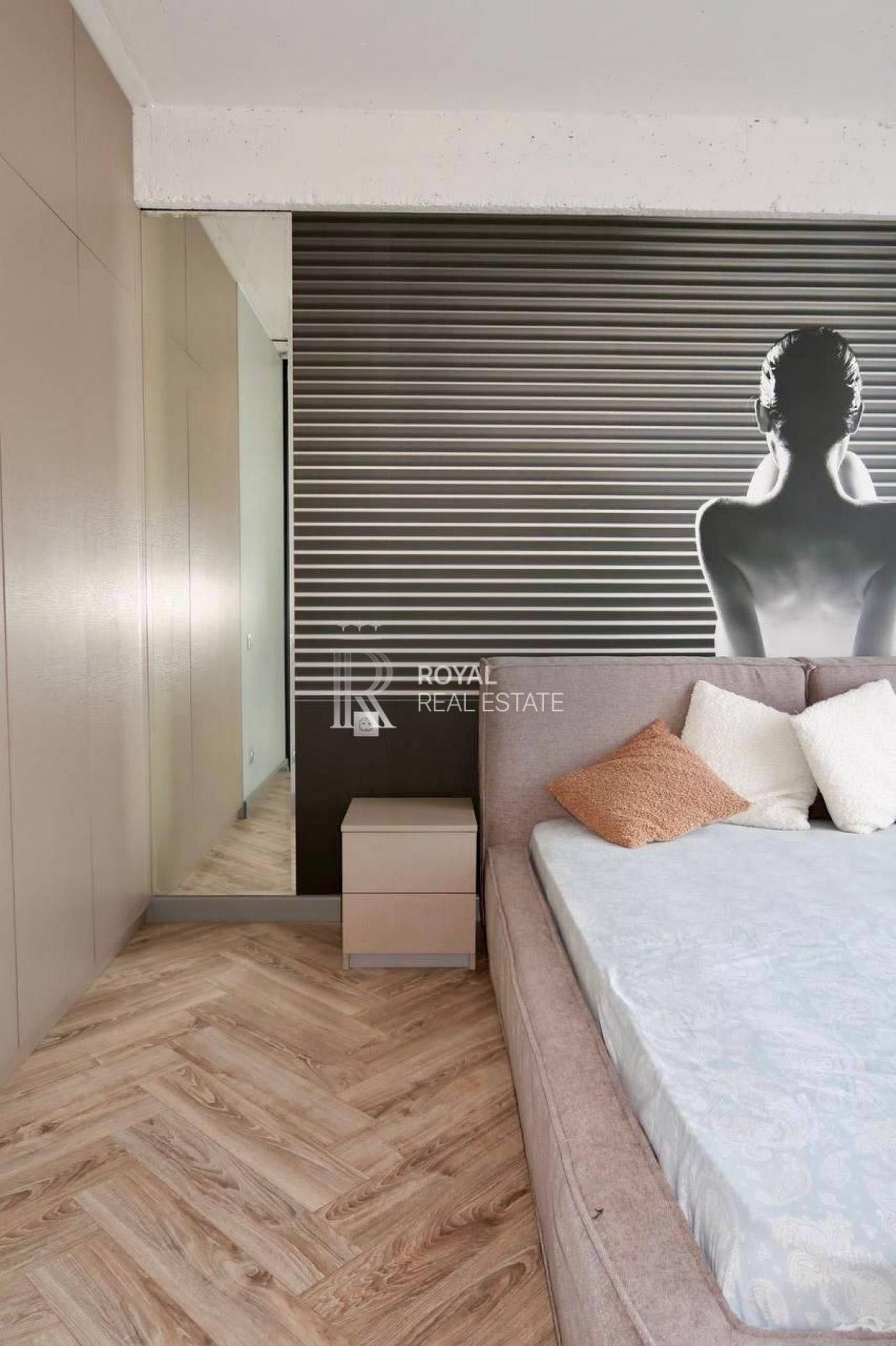 Designer Two-Bedroom Apartment in Pidvysotskyi Complex, Near Zverinetska Metro
