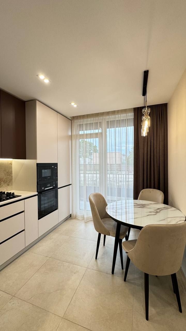 Modern 1-bedroom apartment in Family Plaza with designer renovation