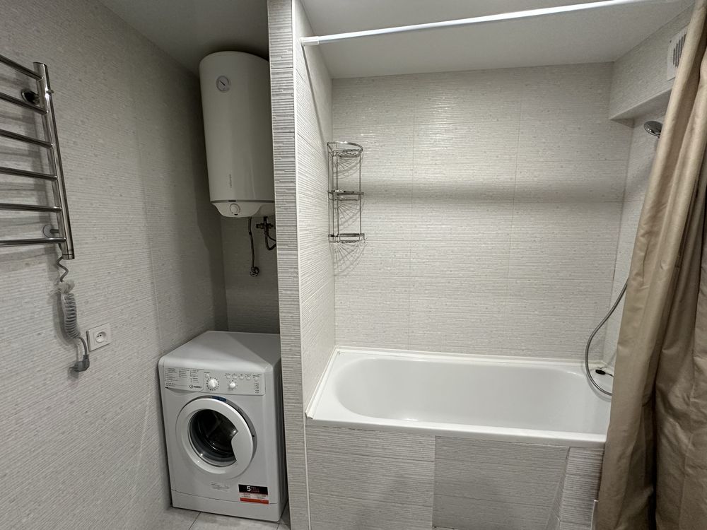 Fully Furnished 1-Bedroom Apartment with Designer Renovation