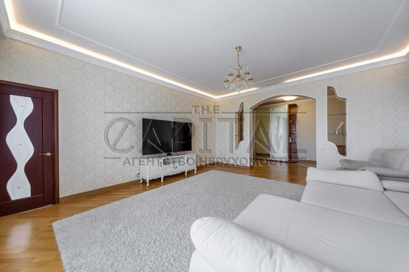 Spacious 3-bedroom apartment near Obolonska Embankment