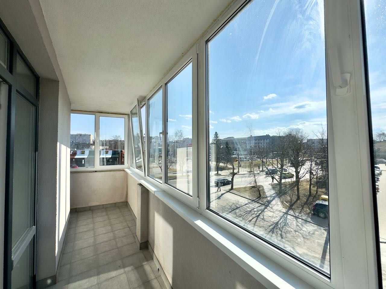 1-Bedroom Apartment with Separate Kitchen, Balcony, and Full Appliance Set