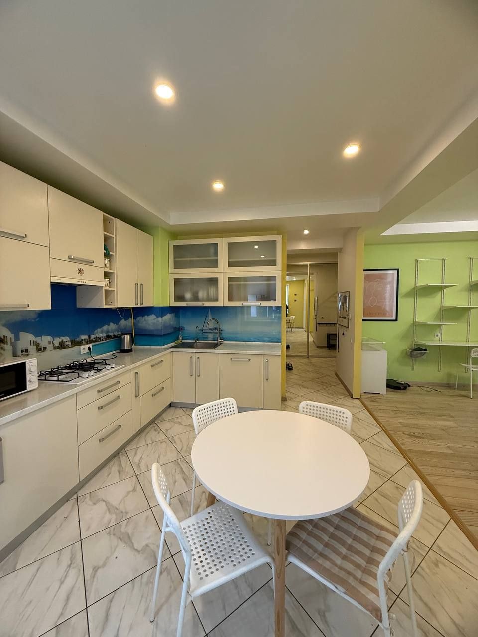 Spacious 1-bedroom apartment with studio kitchen near city center