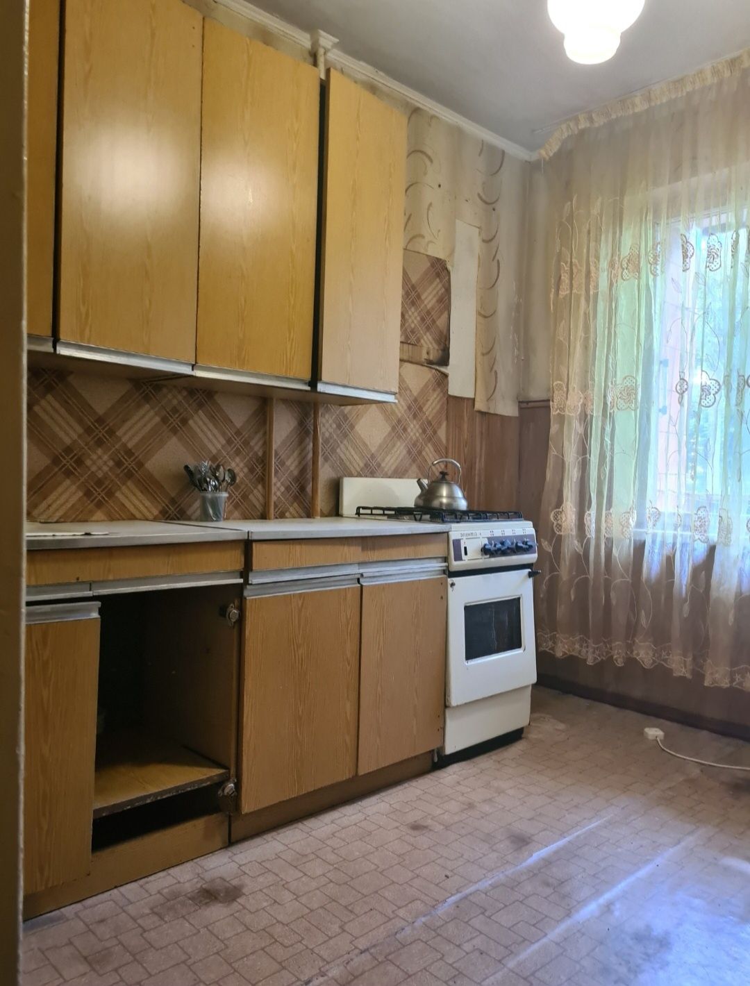 3-Bedroom Apartment Near Bus Station with Parking
