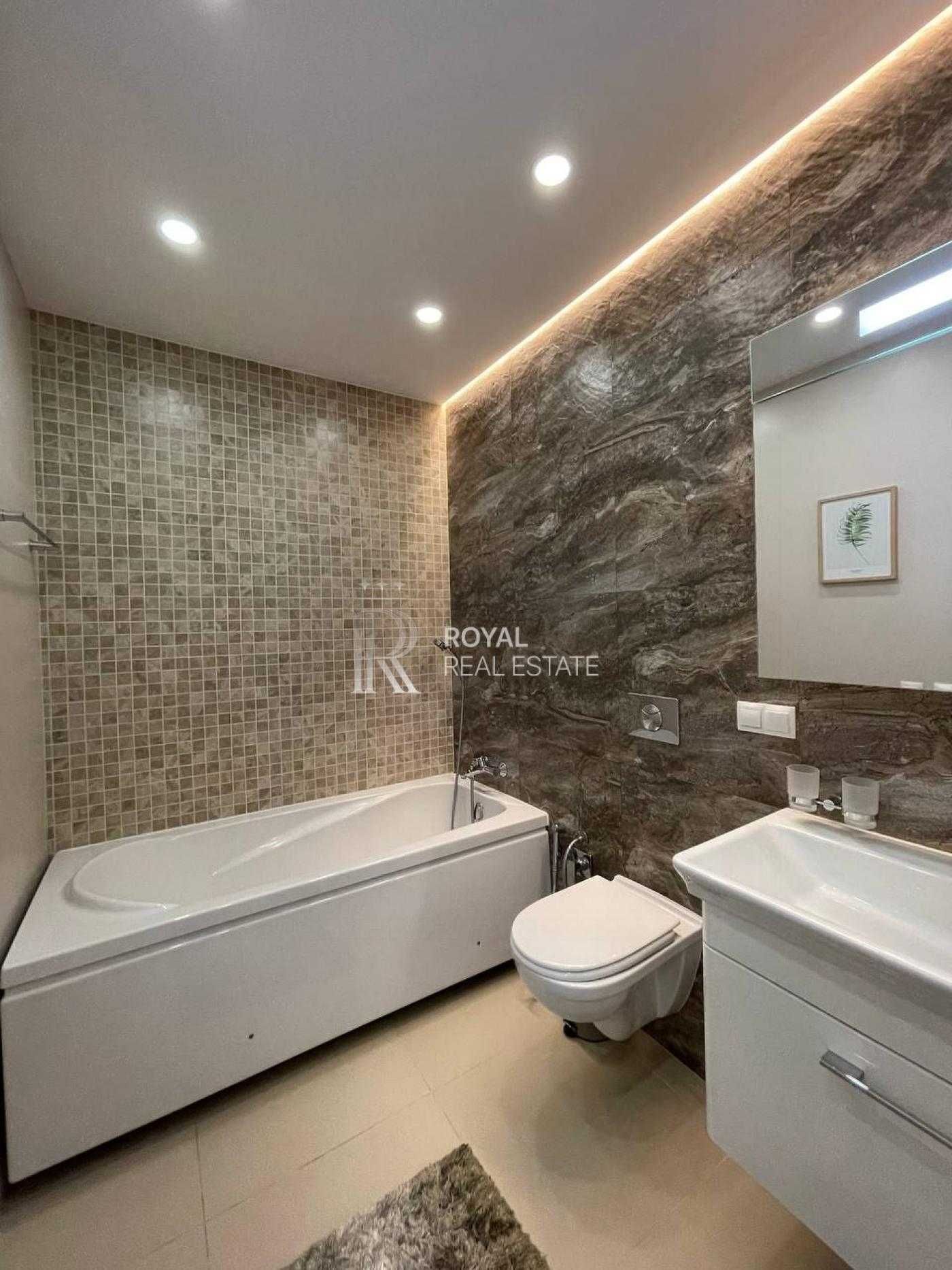 Spacious 2-bedroom apartment with designer renovation near Livoberezhna metro
