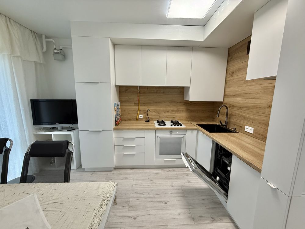 1-Bedroom Apartment in Avalon Complex, Chornovola Street