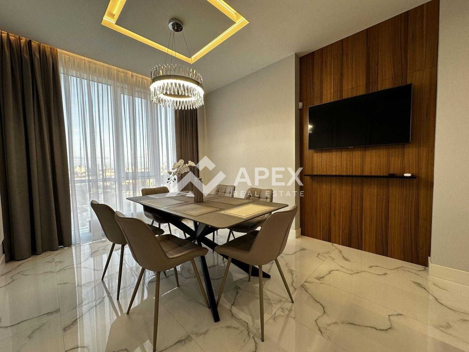 Spacious 3-bedroom apartment with designer renovation and city view