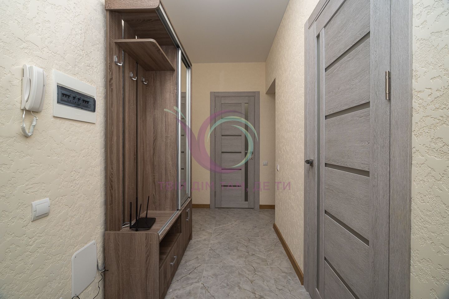 1-Room Apartment with Modern Design near Chornovola-Bandery Street