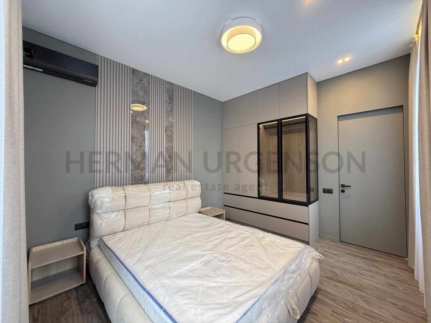 Stylish Designer 1-Bedroom Apartment in City Center with Premium Amenities