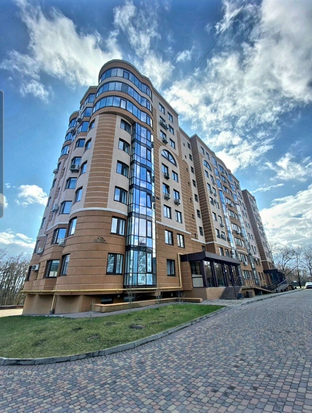 Spacious 2-room Apartment in City Center with Designer Renovation