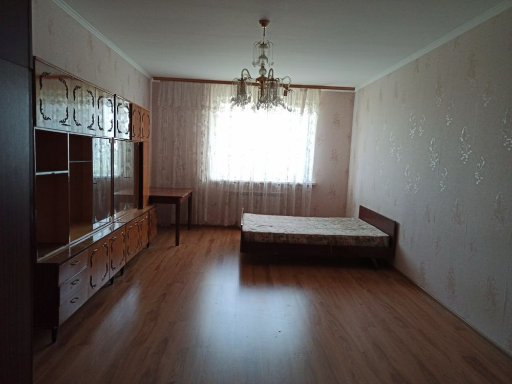Large 1-Bedroom Apartment Near Park and Lake