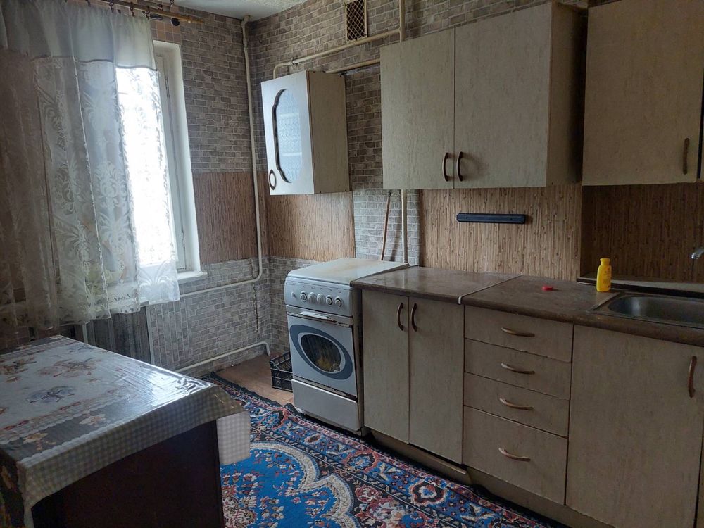 Three-bedroom apartment near Victory Square with balcony