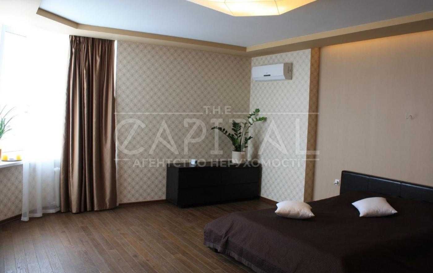 Luxury Two-Level 4-Bedroom Apartment Near Akademmistechko Metro