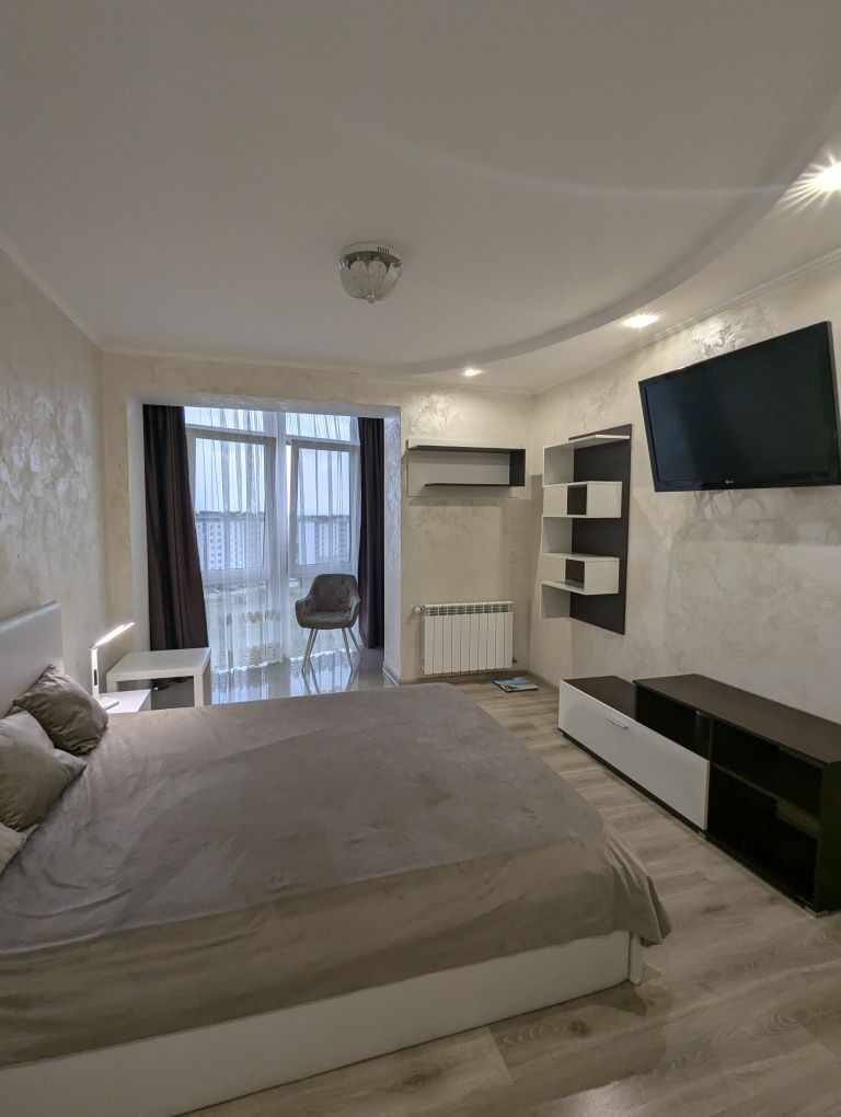Modern 1-bedroom apartment in Pasichna district with city and mountain view