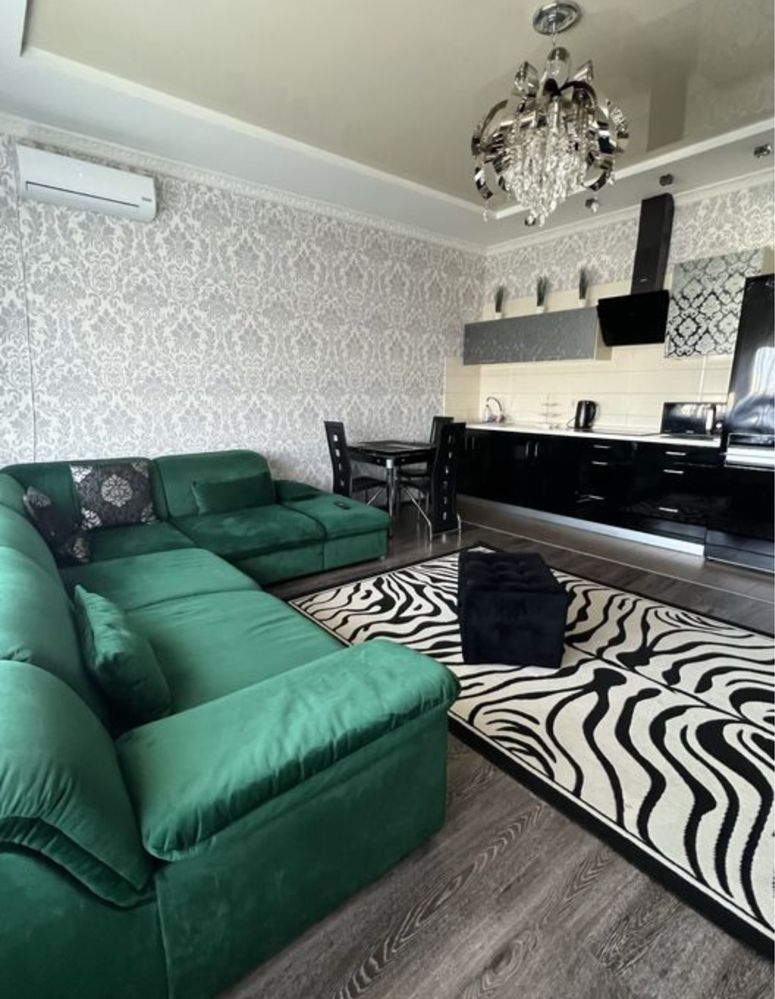 1-Room Apartment in Klimovsky House with City and Park View