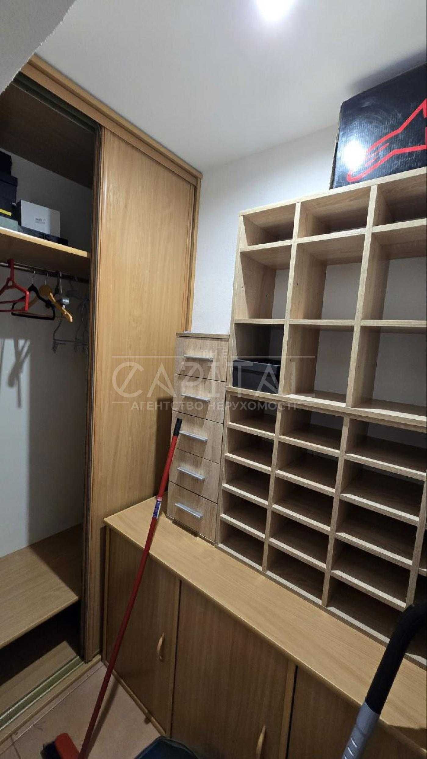 Spacious 4-room apartment in Pechersk district, near Park Slavy