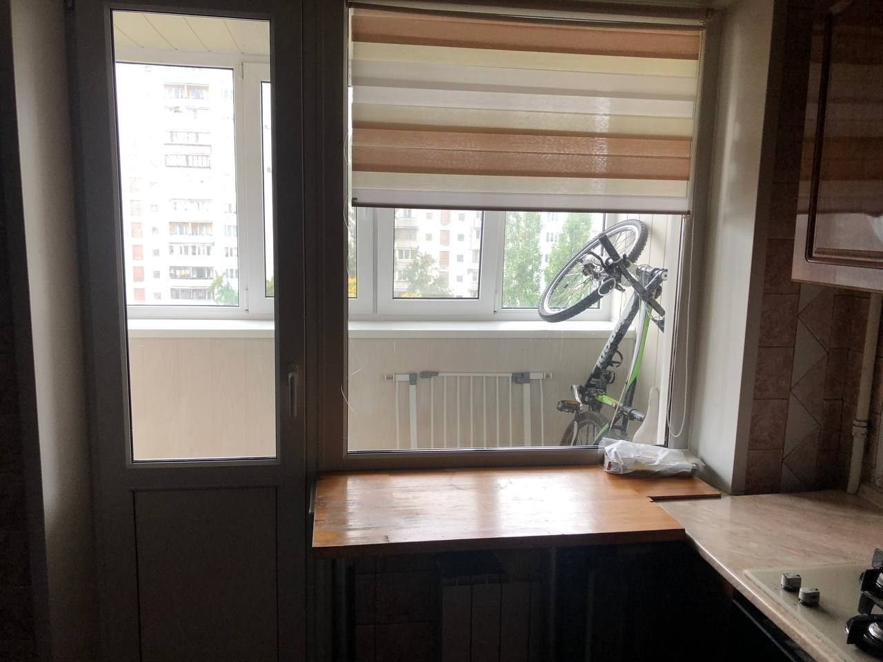 3-Room Apartment in Good Condition, Separate Rooms, Middle Floor, Not Corner