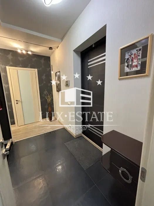 Spacious Premium Apartment in City Center with Designer Renovation