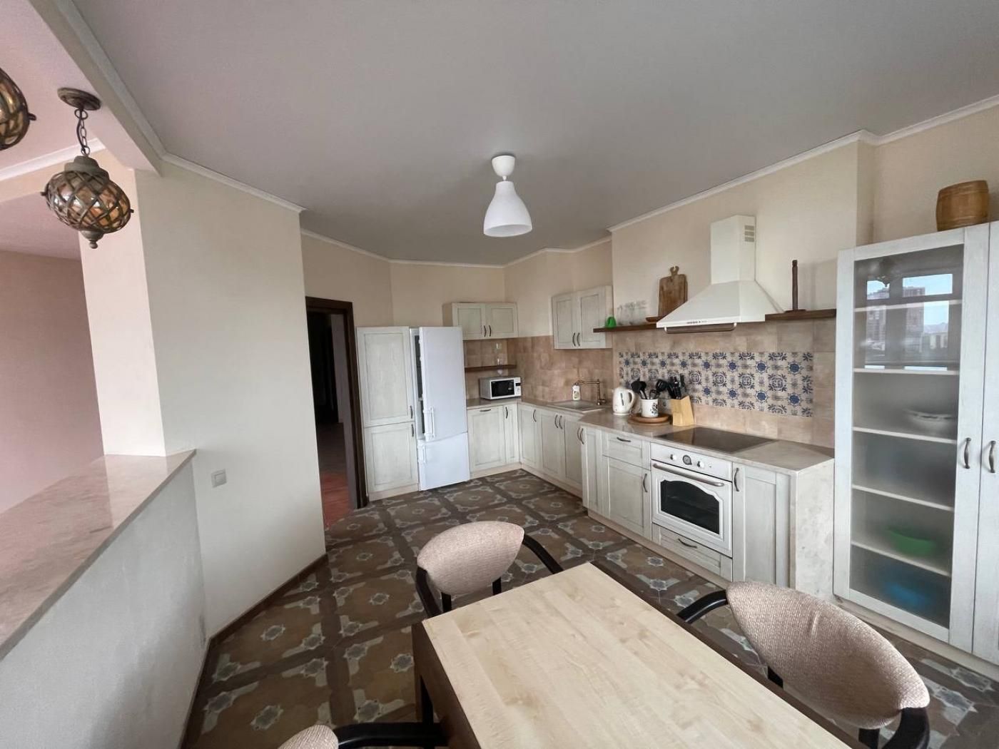 5-Room Apartment in Zlatoustovsky Complex near Lukyanivska Metro