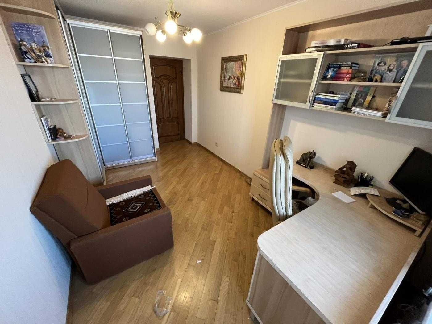 3-room spacious apartment with designer interior and multiple amenities
