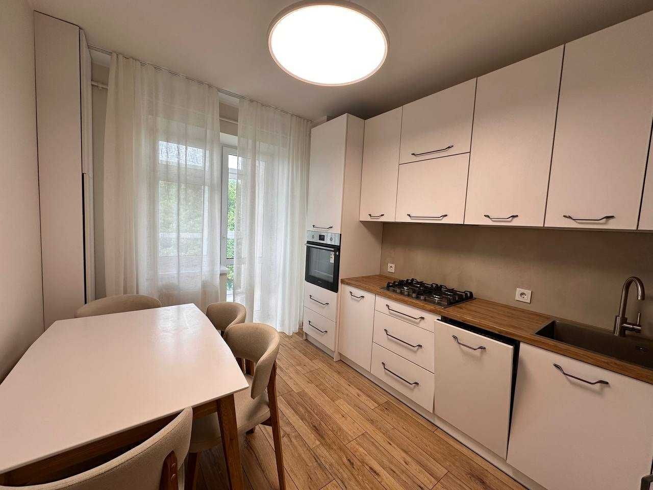 2-Room Apartment on Zhasminova Street, New Building, Park View