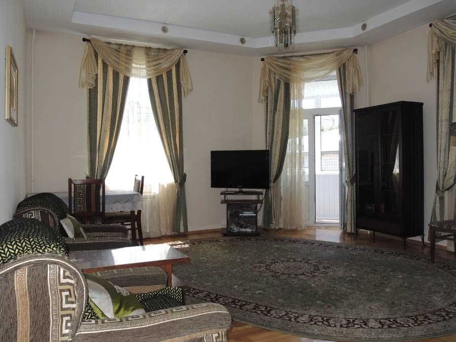 3-Bedroom Apartment in Lipki, Near Kreschatik Metro