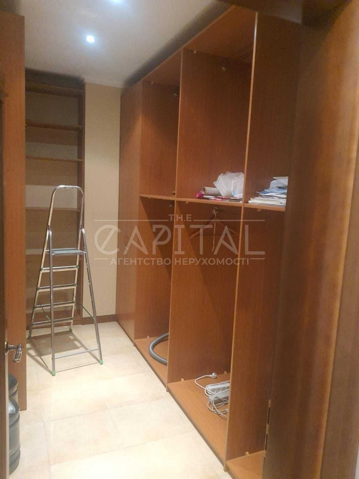 Spacious 3-Room Apartment with City View in Pechersky District