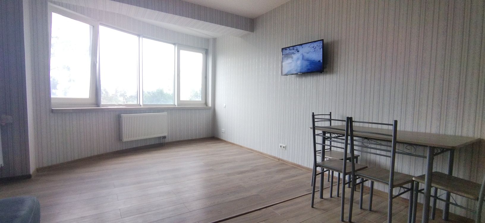 Modern Studio Near Metro with Lake View
