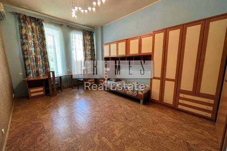 Spacious 4-Room Apartment in Prestigious Kyiv Location