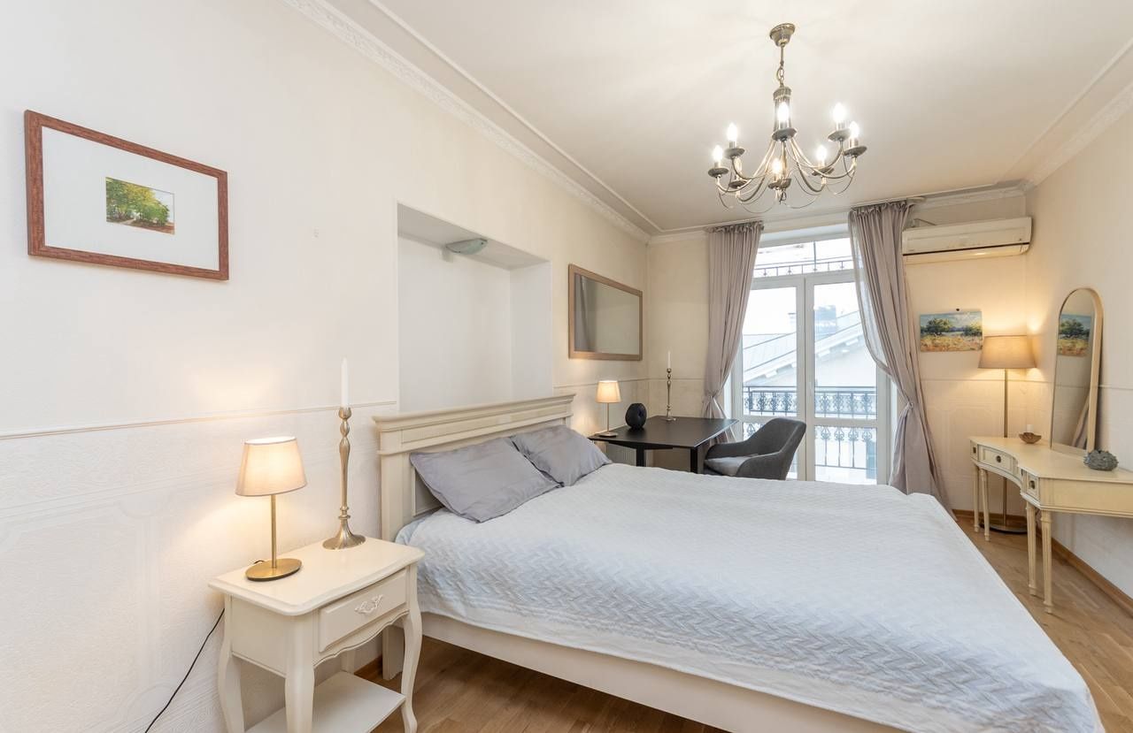 Spacious, Bright Apartment with Quality Modern Renovation Near Kontraktova Square Metro