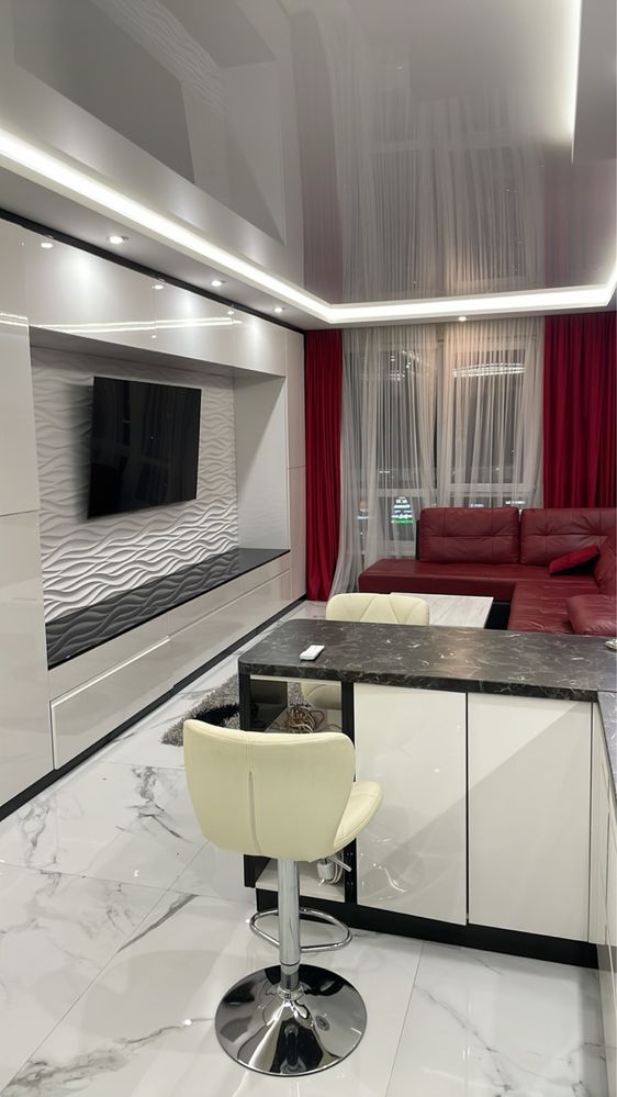 Modern 2-Bedroom Apartment with Designer Renovation near Mall