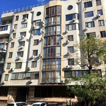 Spacious 3-room apartment in the city center near Kirha district