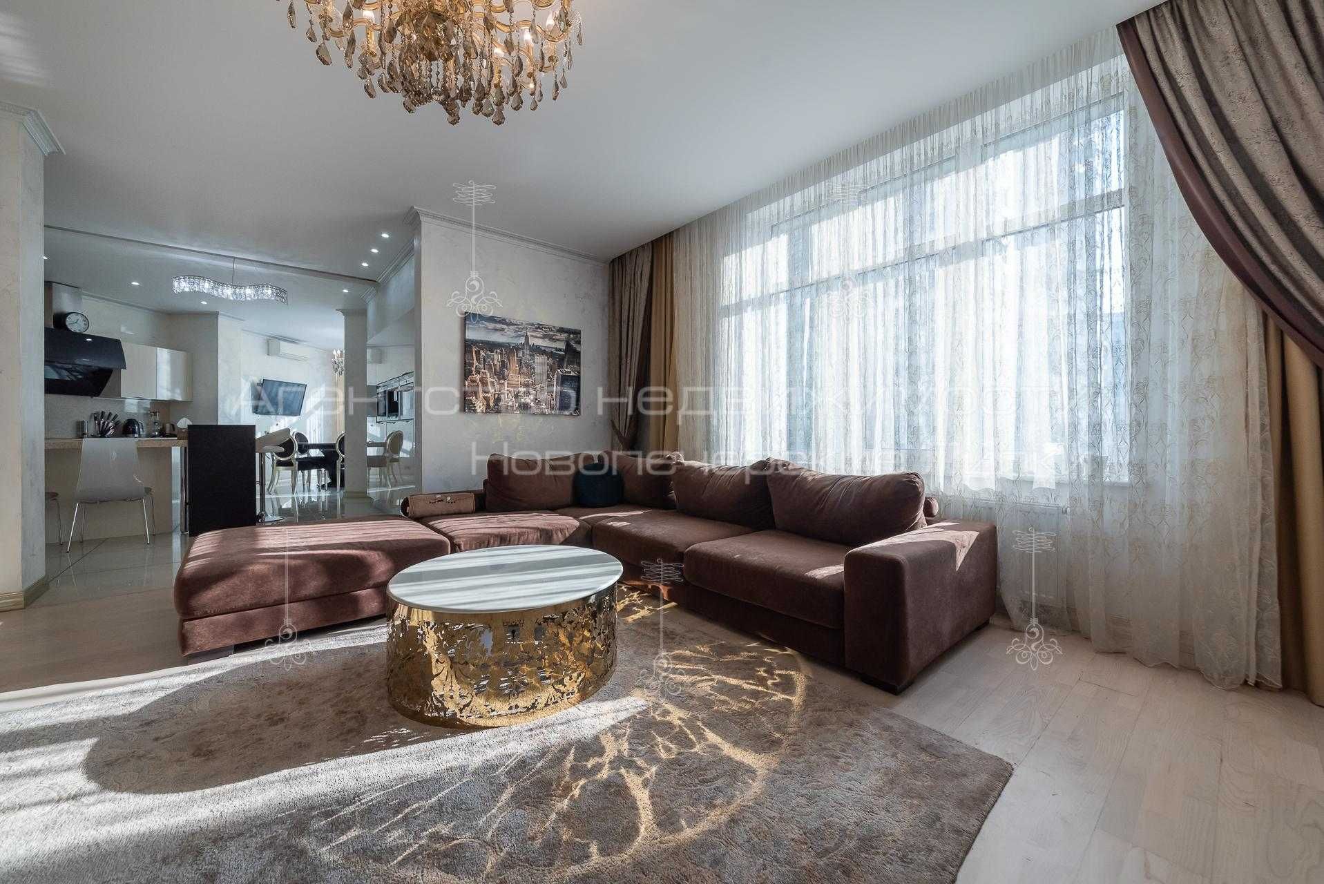 Luxurious 4-Bedroom Apartment with Designer Renovation