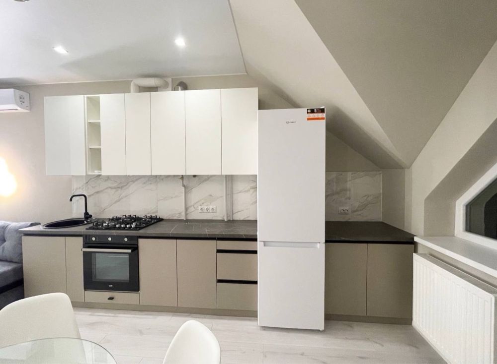 Modern 1-Bedroom Apartment with Designer Renovation