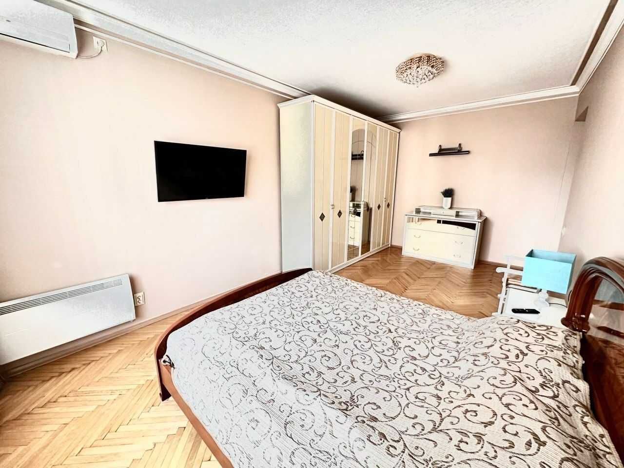 3-Bedroom Apartment in Pechersk with Panoramic Views