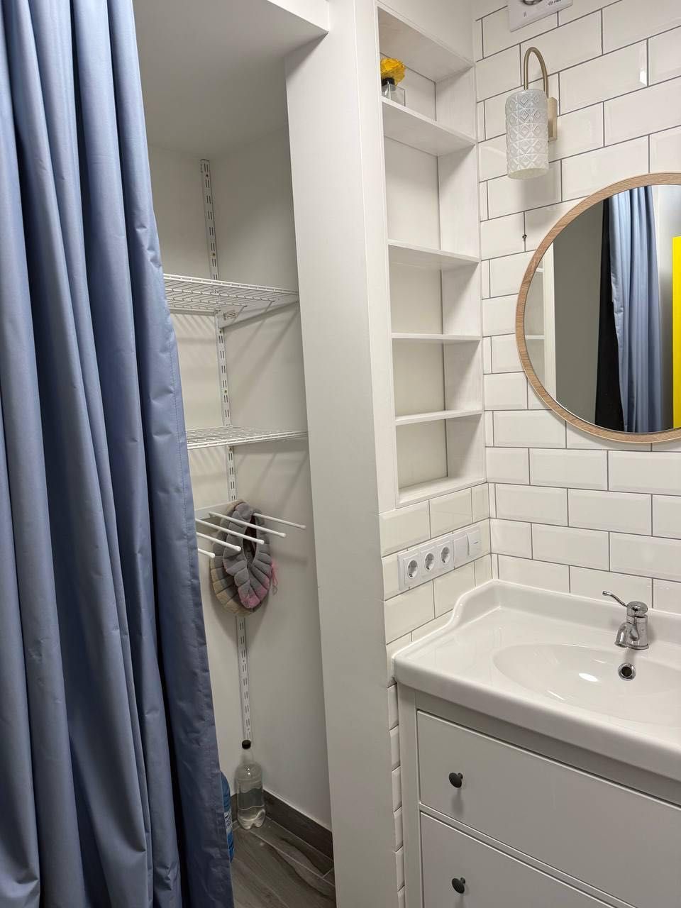 3-Room Apartment on Vyhovskyi Street with Parking Space