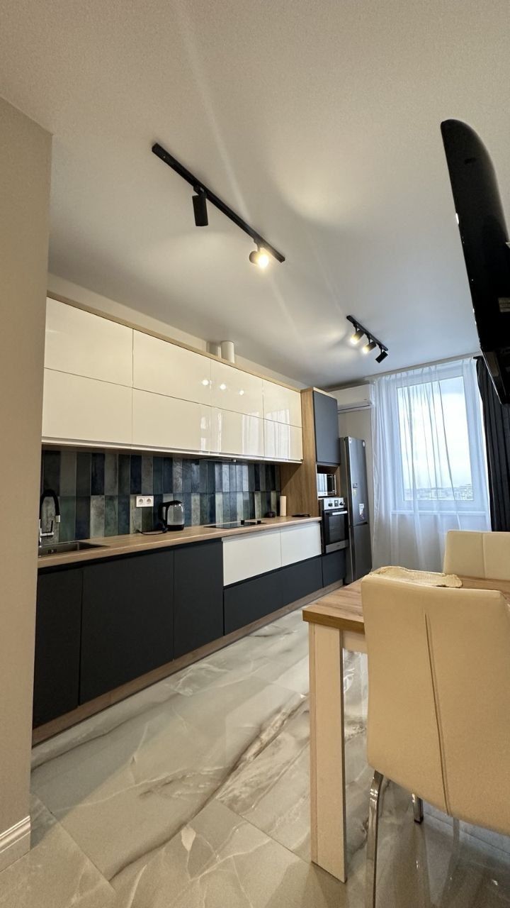 Spacious 1-bedroom apartment in central location with city view