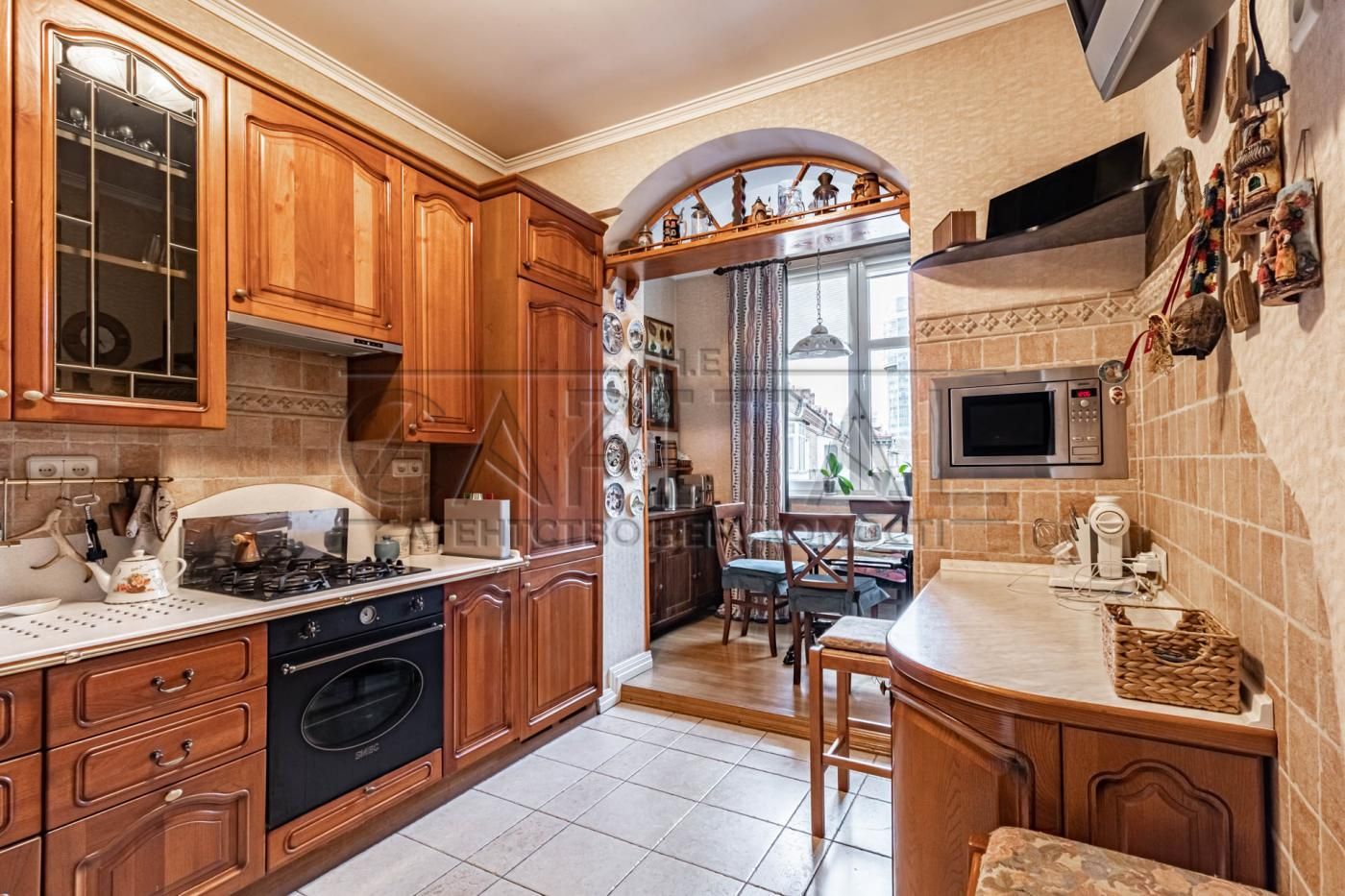 Stylish 3-Room Apartment in Kyiv's Historic Center Near Lavra